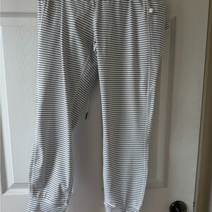 HALARA White and Black Striped Leggings